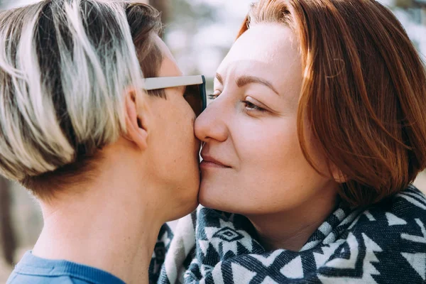 Gros Plan Sur Les Baisers Couple Lesbien — Photo