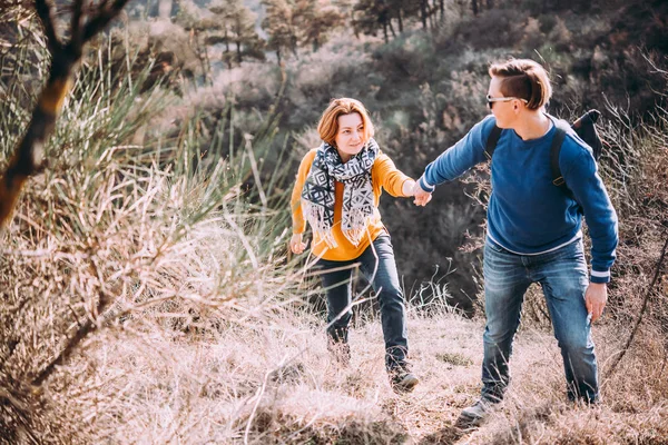 Feliz Pareja Lesbiana Caminando Una Colina — Foto de Stock