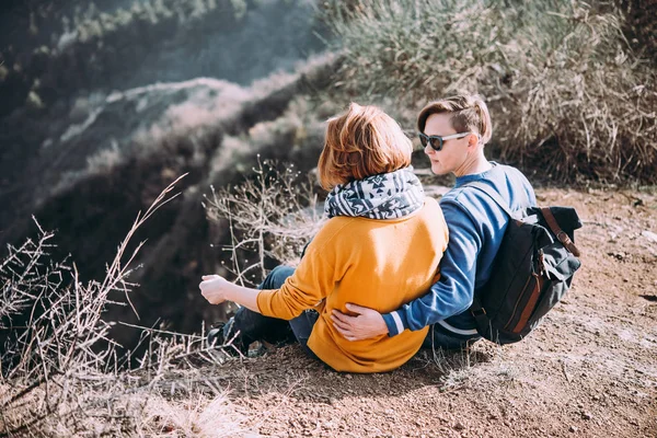 Heureux Couple Lesbien Assis Sur Une Colline — Photo