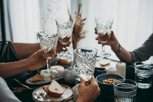 Gläser Weißwein Während Einer Freundschaftlichen Feier Gesehen — Stockfoto