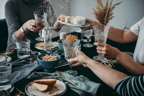 Genieten Van Kaas Wijn Tijdens Een Diner Feest Feestje Met — Stockfoto