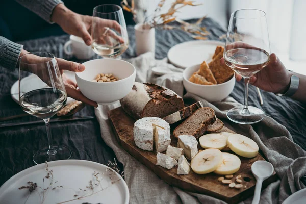 为庆祝或葡萄酒聚会而提供的桌子 — 图库照片
