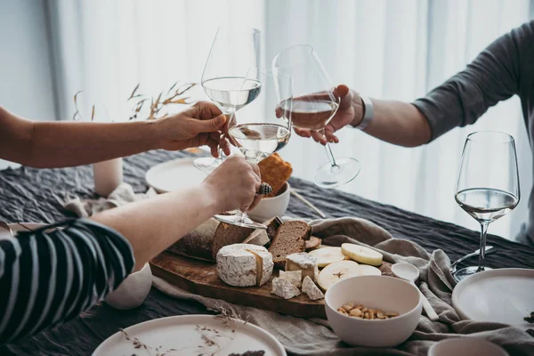 Gläser Weißwein Während Einer Freundschaftlichen Feier Gesehen — Stockfoto