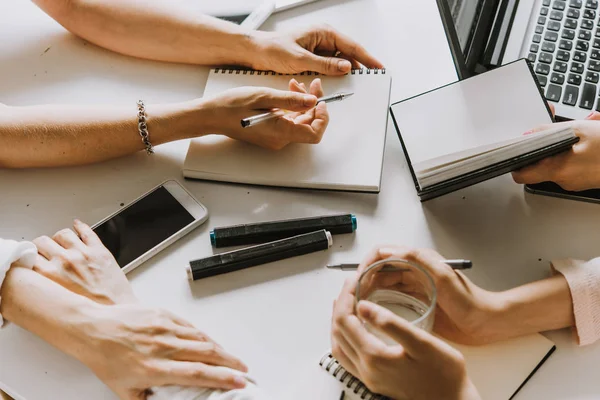 Portatili Telefoni Cellulari Notebook Tavolo Lavoro Ufficio Creativo Lavoro Squadra — Foto Stock