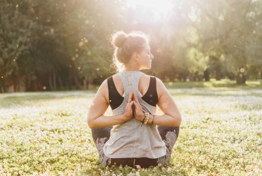 Güzel bir genç kadın meditasyon veya yoga açık havada pratik. Açık Rekreasyon kavramı.