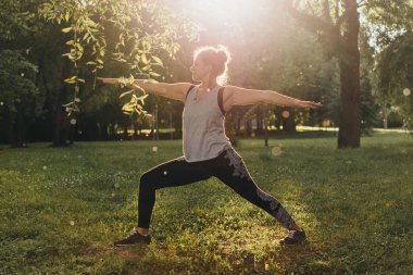 Güzel bir genç kadın meditasyon veya yoga açık havada pratik. Açık Rekreasyon kavramı.