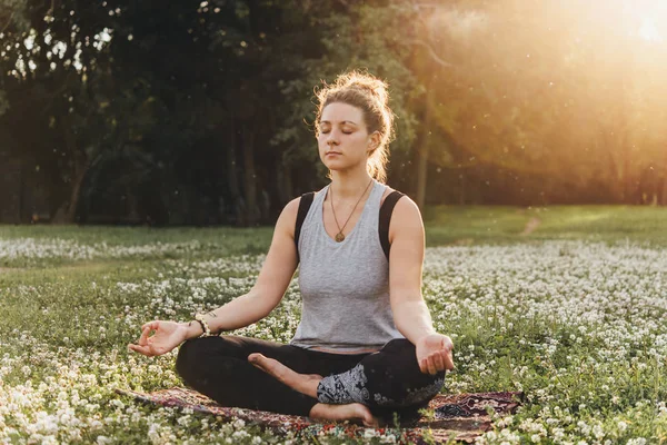 Una Giovane Bella Donna Sta Meditando Praticando Yoga All Aperto — Foto Stock
