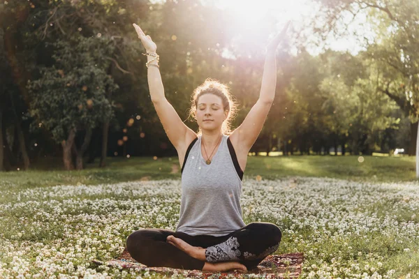 Tânără Frumoasă Meditează Sau Practică Yoga Aer Liber Concept Recreere — Fotografie, imagine de stoc