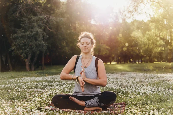 Tânără Frumoasă Meditează Sau Practică Yoga Aer Liber Concept Recreere — Fotografie, imagine de stoc