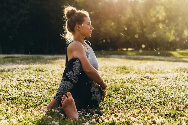 Eine Junge Schöne Frau Meditiert Oder Praktiziert Yoga Freien Freizeitkonzept — Stockfoto