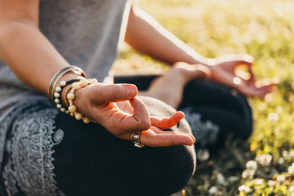 Nuori Kaunis Nainen Meditoi Tai Harjoittaa Joogaa Ulkona Ulkoilukonsepti — kuvapankkivalokuva