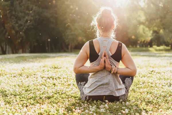 Una Giovane Bella Donna Sta Meditando Praticando Yoga All Aperto — Foto Stock