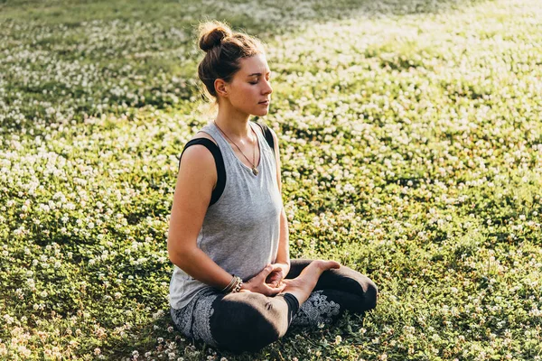 Una Mujer Joven Hermosa Está Meditando Practicando Yoga Aire Libre — Foto de Stock