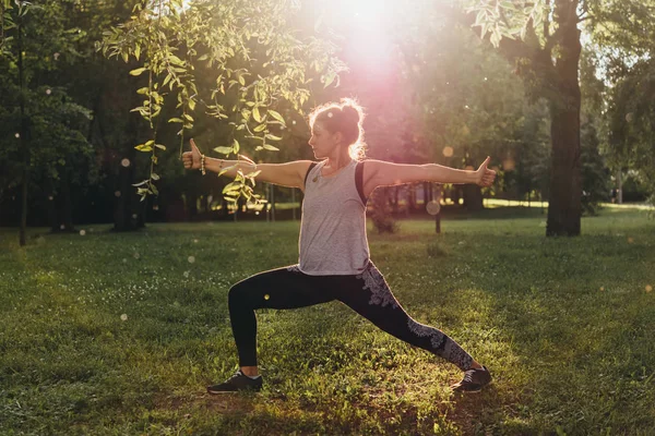 Una Mujer Joven Hermosa Está Meditando Practicando Yoga Aire Libre — Foto de Stock