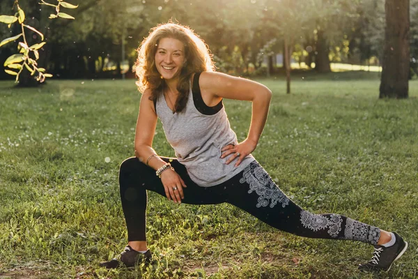 Tânără Femeie Frumoasă Care Face Exerciții Parc — Fotografie, imagine de stoc