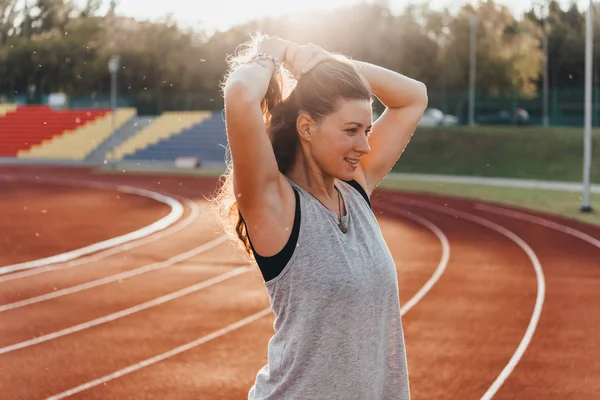 Una Joven Hermosa Mujer Está Preparando Para Trotar Ejercicio Una — Foto de Stock