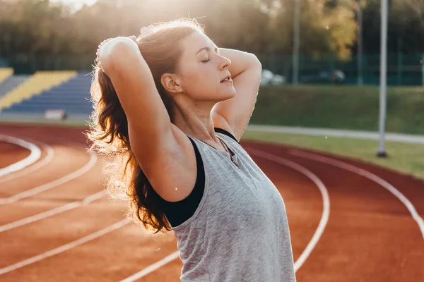 Tânără Femeie Frumoasă Pregătește Pentru Jogging Exercitii Fizice Stadion Alergare — Fotografie, imagine de stoc