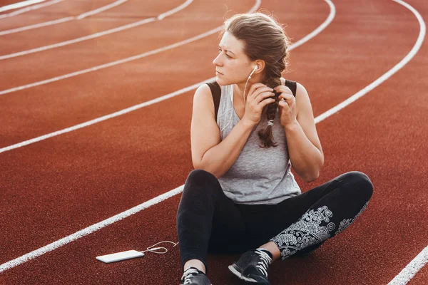 Una Joven Hermosa Mujer Descansando Con Teléfono Inteligente Sentado Una — Foto de Stock