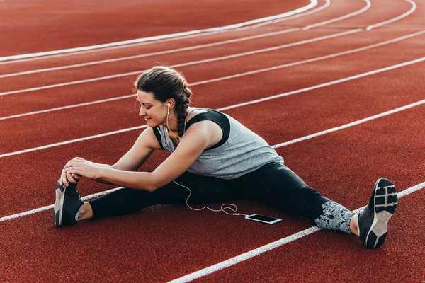 Femeie Tânără Frumoasă Bucură Întindere Stadion Care Rulează Pista — Fotografie, imagine de stoc