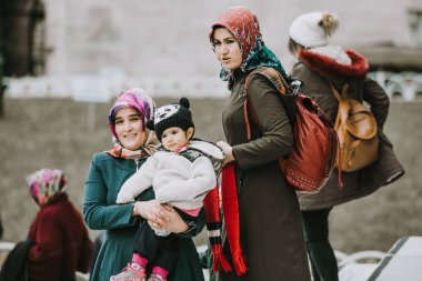 Istanbul, Türkiye - 29 Ocak, 2017: çocuklu genç Türk kadın yakın: Sultanahmet Camii, Istanbul, Türkiye.