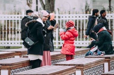 Istanbul, Türkiye - 29 Ocak, 2017: Türk kız bir smartphone içinde arıyorum