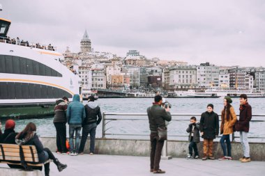 Istanbul, Türkiye - 29 Ocak, 2017: turistler önünde Galata Kulesi Istanbul, Türkiye'de fotoğraf çekmek.