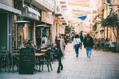 Nicosia, Kıbrıs - 18 Mart, 2017: insanlar Lefkoşa, Kıbrıs caddelerinden biri yürüyüş.