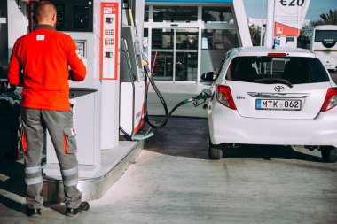Paphos, Kıbrıs - 21 Mart, 2017: Paphos, Kıbrıs için benzin istasyonu görünümünü
