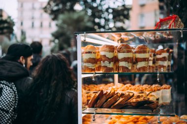 Naples, İtalya - 17 Aralık, 2017: satan bir satıcı sokak gıda tatlı ve pasta Napoli, Campania, İtalya.