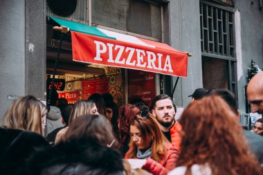 Naples, İtalya - 17 Aralık, 2017: insanlar pizzacı Naples, Campania, İtalya'nın yakınındaki doğrultusunda dostça bir sohbet var.