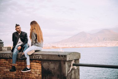 Naples, İtalya - 18 Aralık, 2017: Napoli, Campania, İtalya deniz kenarında rahatlatıcı bir çift sahiptir.