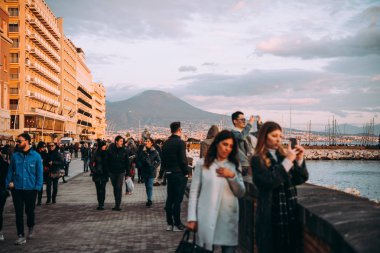 Naples, İtalya - 18 Aralık, 2017: insanlar alarak fotoğraf Napoli, Campania, İtalya deniz kenarında.