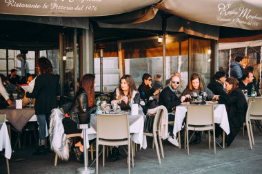 Naples, İtalya - 18 Aralık, 2017: Napoli, Campania, İtalya sokak kafeleri Teras, yemek insanlar.