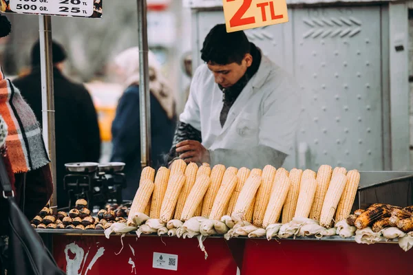 Istanbul Turkey January 2017 Chestnut Corn Seller One Streets Istanbul — Stock Photo, Image