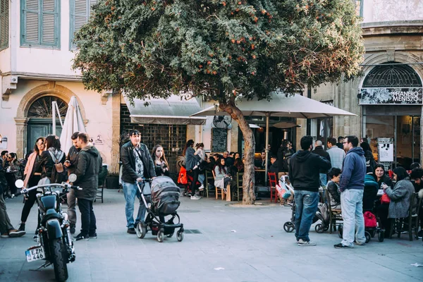 Nicosia Cyprus Maart 2017 Mensen Zitten Straatcafés Lopen Langs Straten — Stockfoto