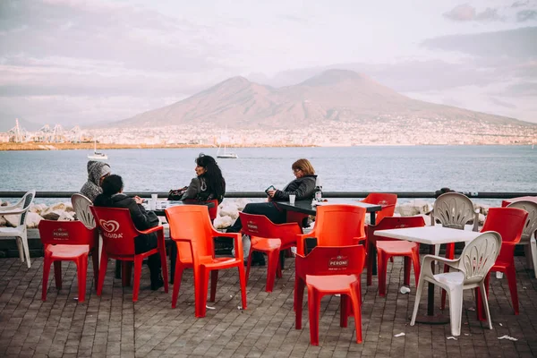 Naples Itália Dezembro 2017 Pessoas Gostam Relaxar Beira Mar Nápoles — Fotografia de Stock