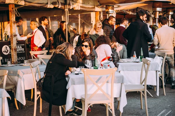 Naples Italië December 2017 Mensen Met Diner Het Terras Van — Stockfoto