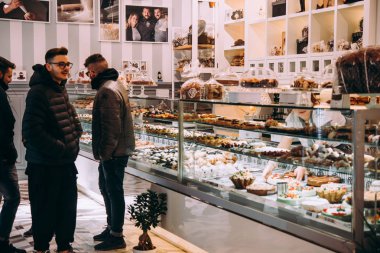 Naples, İtalya - 18 Aralık, 2017: insanlar satın tatlılar birinde fırınlar Naples, Campania, İtalya.