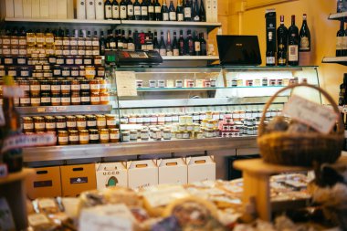 Spello, İtalya - 13 Aralık, 2017: Yerel grocey satışında İtalyan gıda farklı türde depolamak Spello, Umbria, İtalya'da.