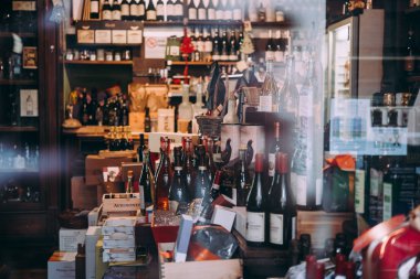 Spello, İtalya - 13 Aralık, 2017: görünümünü şarap saklamak Spello, Umbria, İtalya.