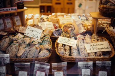 Spello, İtalya - 13 Aralık, 2017: Satılık Spello, Umbria, İtalya için İtalyan Sosis çeşitleri.