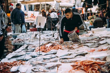 Naples, İtalya - 17 Aralık, 2017: görünümünü Balık pazarı Napoli, Campania, İtalya.
