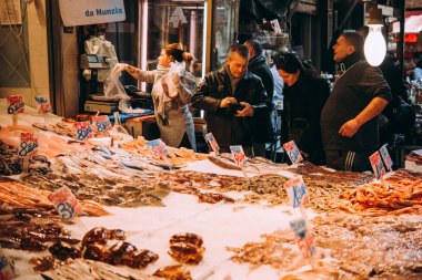 Naples, İtalya - 17 Aralık, 2017: görünümünü Balık pazarı Napoli, Campania, İtalya.