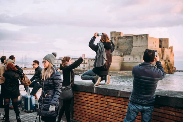 Naples Italia Joulukuu 2017 Ihmiset Ottavat Kuvia Meren Rannalla Napolissa — kuvapankkivalokuva