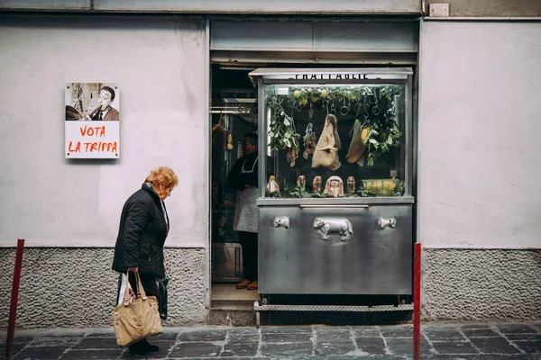 Naples Italia Diciembre 2017 Una Anciana Que Pasa Por Una —  Fotos de Stock