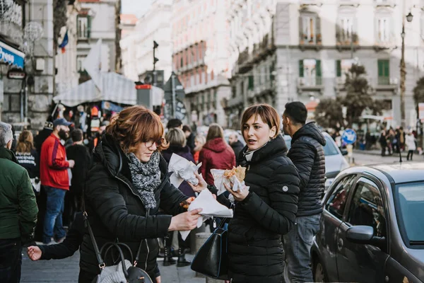 Наплес Италия Декабря 2017 Люди Наслаждаются Уличной Едой Феллесе Кампания — стоковое фото