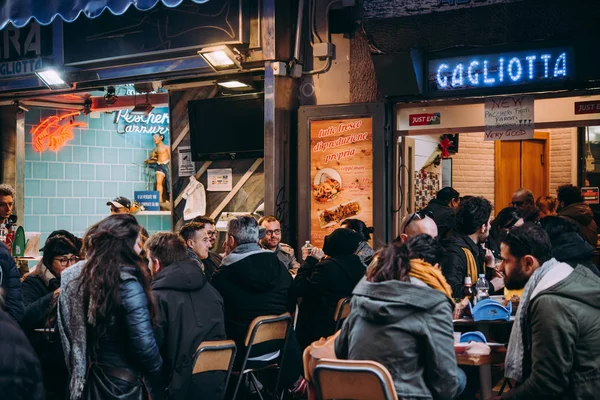 Naples Italia Diciembre 2017 Gente Disfruta Comida Callejera Nápoles Campania —  Fotos de Stock