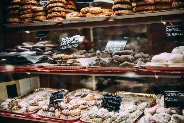ナポリ イタリア 2017 イタリア カンパニア州 ナポリのパン屋のいずれかで異なるイタリア菓子 — ストック写真