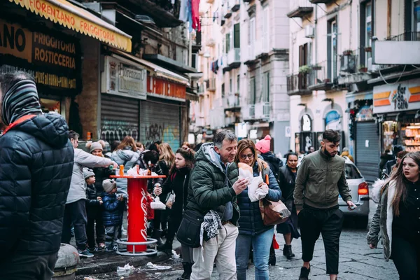 Naples Italia Diciembre 2017 Gente Disfruta Comida Callejera Nápoles Campania — Foto de Stock