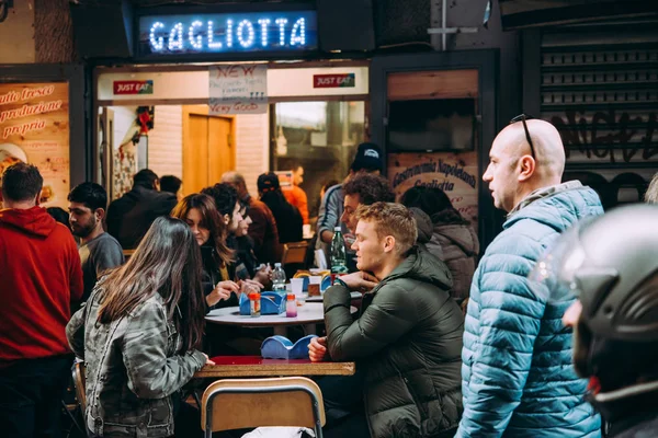 나폴리 이탈리아 2017 사람들이 이탈리아 캄파니아 나폴리의 길거리 — 스톡 사진